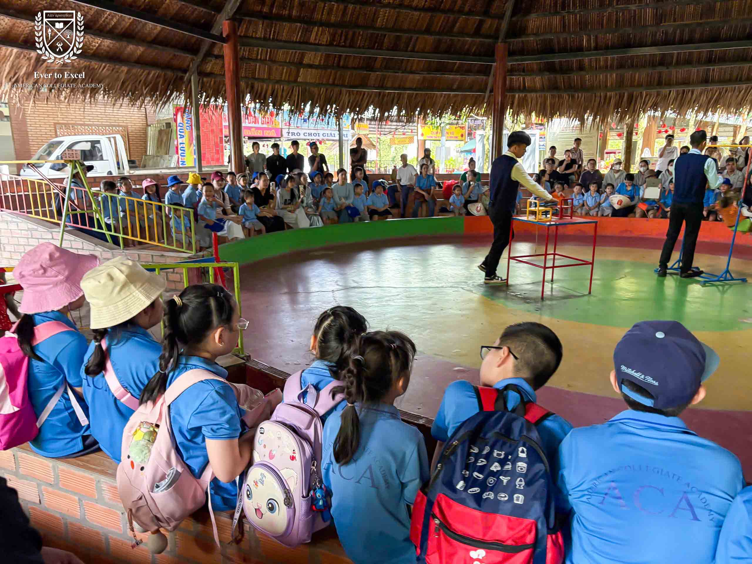 Xem xiếc khỉ tại Khu du lịch Mỹ Khánh Cần Thơ của học sinh ACA School